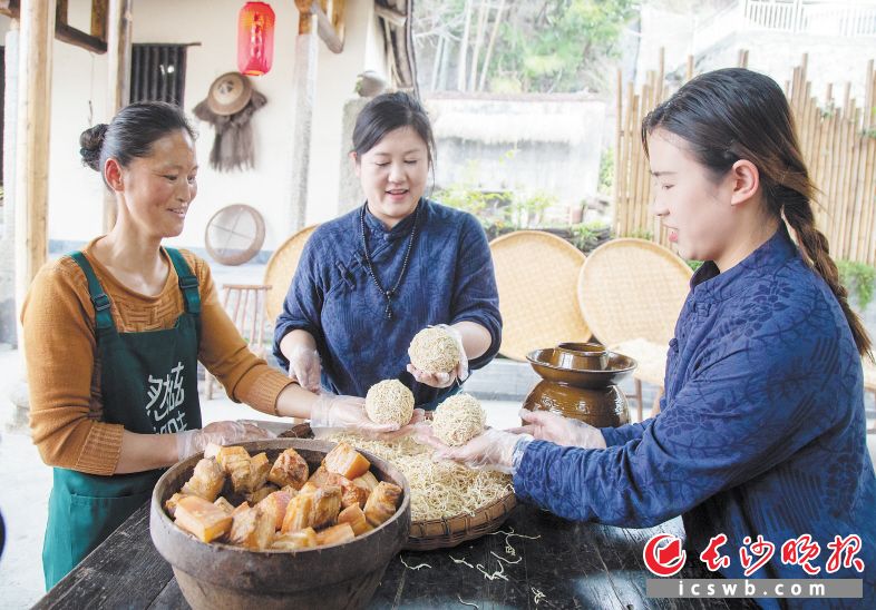 对于龙田扎肉的制作,肖凤君(中)从来都是细致入微、精益求精,她亲手操作并向乡亲们悉心传授制作技艺。长沙晚报通讯员 杨跃清 谢静波 摄影报道 对于龙田扎肉的制作,肖凤君(中)从来都是细致入微、精益求精,她亲手操作并向乡亲们悉心传授制作技艺。长沙晚报通讯员 杨跃清 谢静波 摄影报道